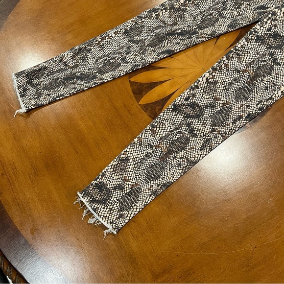 NEW We the Free Raw Hem Snakeskin Print Jeggings Size 25 Skinny Jeans - Picture 7 of 16